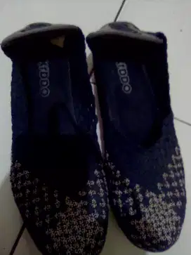 Sepatu anyaman wanita
