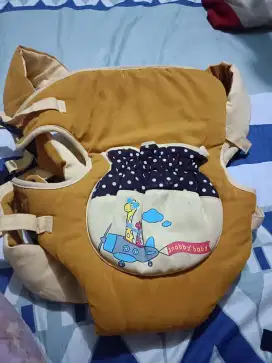 Gendongan bayi.