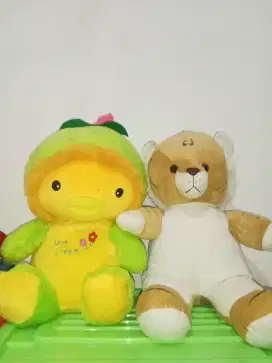Boneka bebek dan singa besar