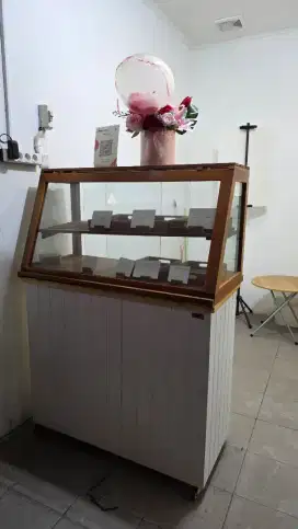 Lemari display kaca