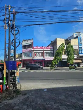 Dibutuhkan karyawan wanita maksimal 25 thn bekerja di toko baju.