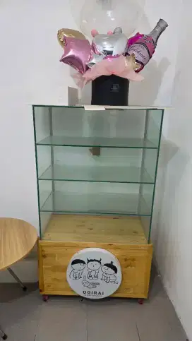 Lemari display kaca
