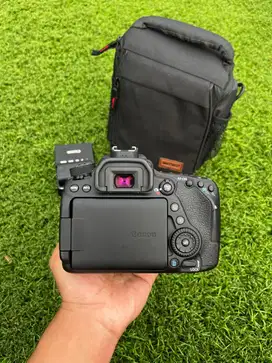 Dslr Canon 80D lensa kit 18-55mm f3.5-5.6 is stm