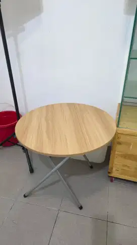 Meja kayu bulat