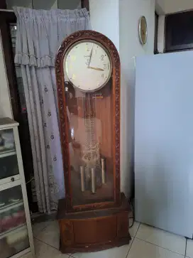 Jam Lantai Antik
