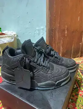 AIR JORDAN 4 x KAWS GLOW IN THE DARK