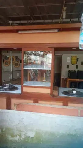 Gerobak mie ayam berikut kelengkapanya