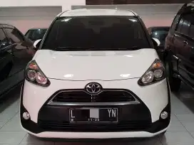 Toyota sienta V 1.5 automatic putih 2017 fullori surabaya