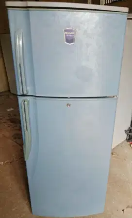 Kulkas 2 pintu sharp defroost siap pakai dingin dan beku
