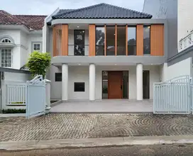 Rumah mewah 2 lantai di Legenda Wisata second boulevard
