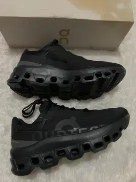 sepatu on cloud monster made in vietnam