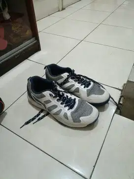 Sepatu lining ultra max uk45-46