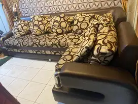 Sofa tengah rumah