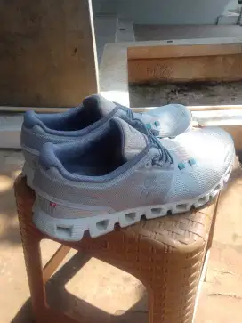 Sepatu on cloud second