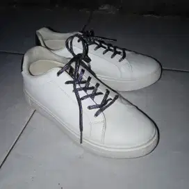 RUBI SEPATU PUTIH (PRELOVED) NEGO TIPISS