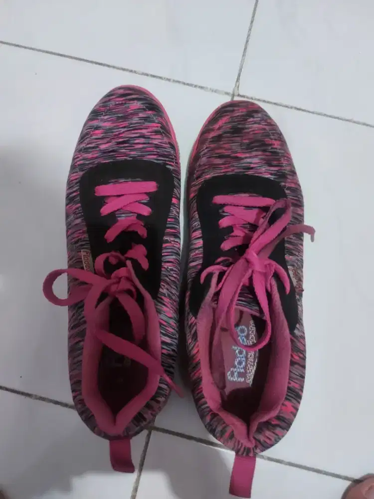 Sepatu olahraga kets