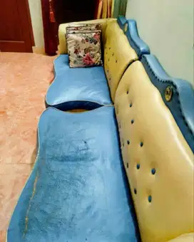Sofa dan meja peralatan rumah tangga
