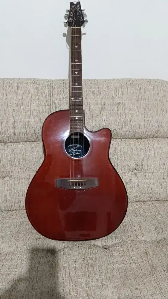 Jual Gitar Ovation made in Korea. Kondisi baik dan normal.