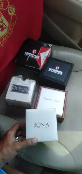 Di jual semua macam dan model kotak jam AC,Bonia,exp dl murah aja