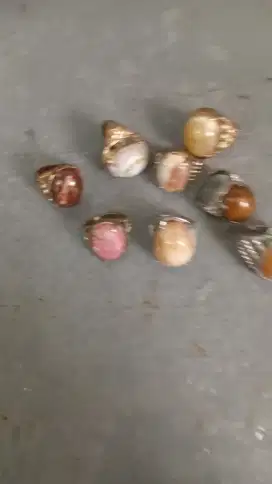 Batu akik ada 8 buah