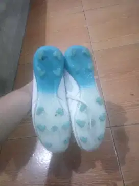 Sepatu bola ukuran 42