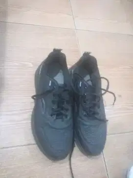 Sepatu sport full hitam uk 41