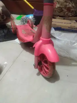 Skuter anak warna pink