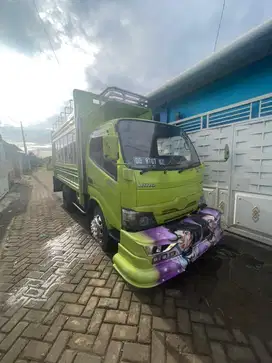 Di jual truk engkel hino dutro 4 roda standar