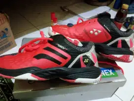 Sepatu badminton