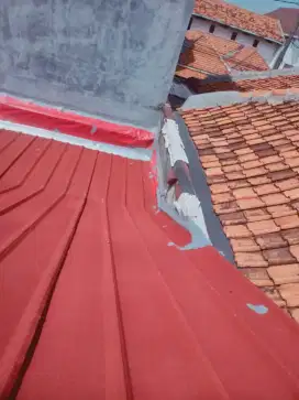 Perbaikan atap bocor