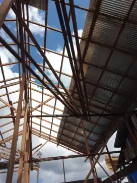 Tukang kayu dan batu
