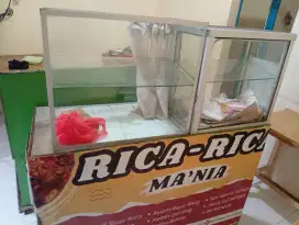 Etalase kaca alumunium roda, meja makan, kulkas 2 pintu