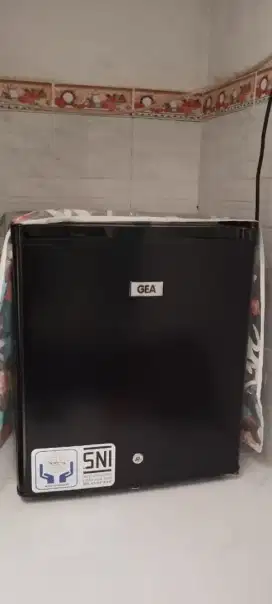 Lemari es mini bar merk Gea