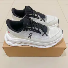 SEPATU ON RUNNING CLOUDTILT WHITE UK 42 PREMIUM