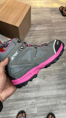 JUAL SEPATU OUTDOOR WANITA AREI SMITHSONIA