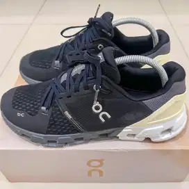 SEPATU ON CLOUDFLYER 4 BLACK UK 42 PREMIUM