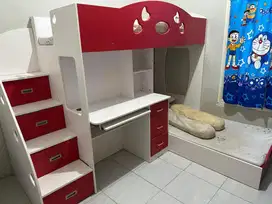 Tempat tidur anak bertingkat sudah set dengan meja belajar,lemari-laci
