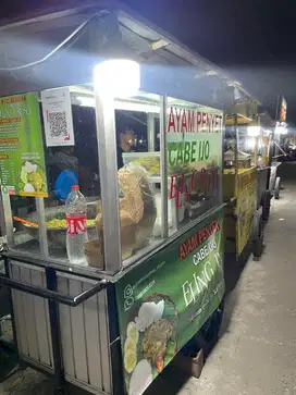 Crew outlet dan central kitchen ayam penyet dibekasi