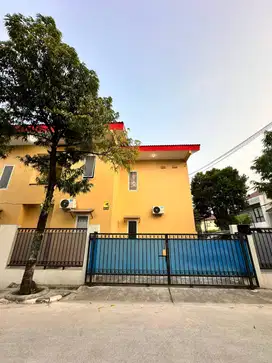 Kost Nyaman di lingkungan Perumahan Grand Galaxy City ada parkir mobil