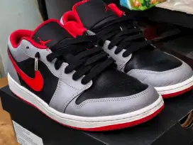Sepatu Basket pria Jordan 1 low Original Foot Locker