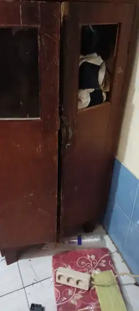 Lemari kayu apa adanya