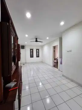 Rumah Taman Palem 2,5 Lantai Siap Huni di Jakarta Barat