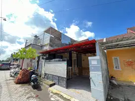 Rumah di kompleks perumahan Royal Mataram