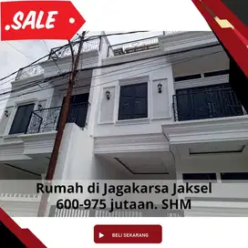 Jual rumah ada rooftop nya di Jagakarsa Jaksel murah bebas banjir