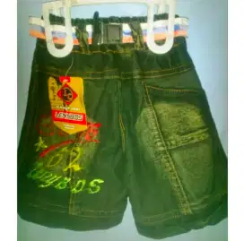 Celana pendek denim ikat pinggang
Usia 1-2 th