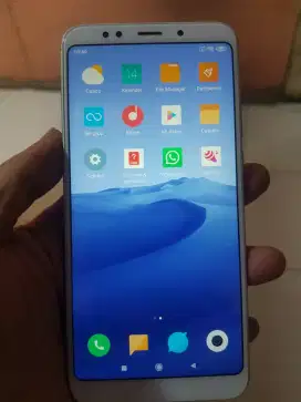 Dijual redmi 5 plus ram 4/64 mulus seperti baru masih original semua