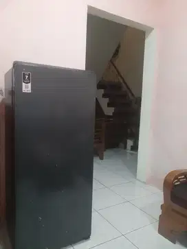 Lemari es aqua 180L
