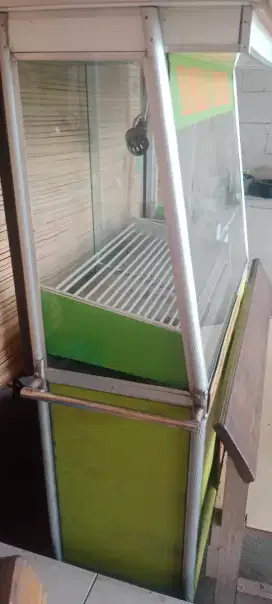 Etalase ada rodanya
