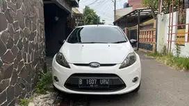 Dijual ford fiesta 2012 warna putih