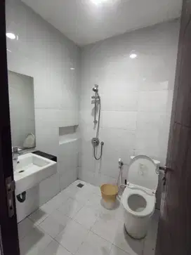 DIJUAL RUMAH 2 LT. 4X12 M2 GREEN LAKE CITY CLUSTER EAST ASIA